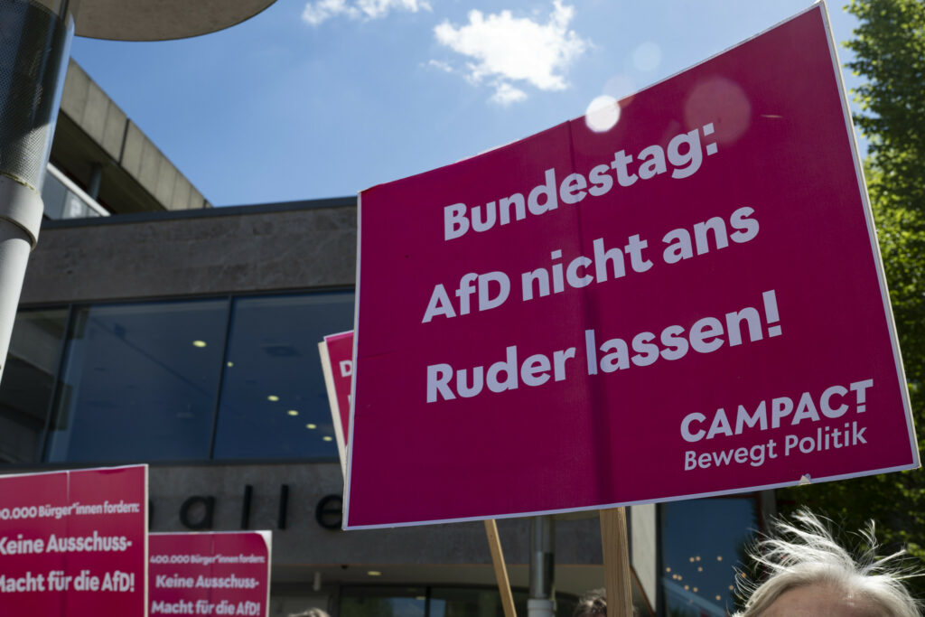 Ein Protestschild fordert: Die AFD darf keine Schlüsselposten im Bundestag bekommen! Matthias Miersch und Bärbel Bas nahmen den Appell in Baunatal entgegen.